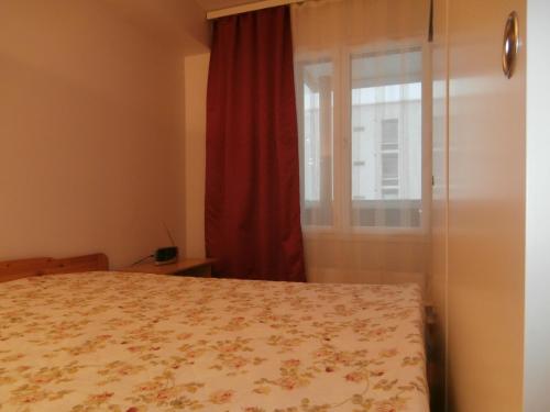 a bedroom with a bed and a window at Apartment Nallisuites in Oulu