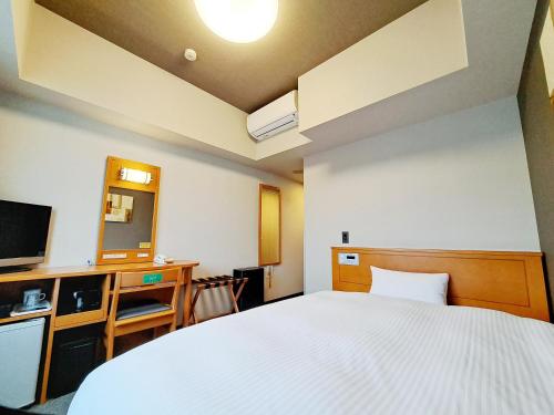 Postel nebo postele na pokoji v ubytování Hotel Route-Inn Shinjyo Ekimae