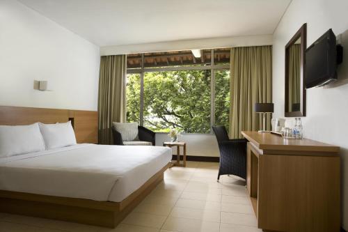 Ένα ή περισσότερα κρεβάτια σε δωμάτιο στο Hotel Santika Bandung