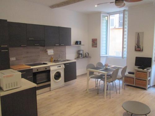 une cuisine et une salle à manger avec une table et des chaises dans l'établissement Nice Studio Old Town Sea Side, à Nice