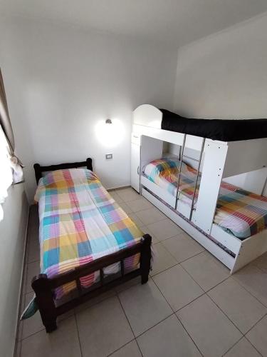 a room with two beds in a room at Cabaña de campo La Tabanerina in Salto de las Rosas