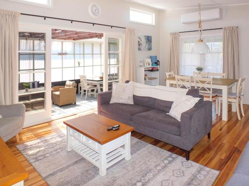 Ruang duduk di Snapper Bach - Foxton Beach Holiday Home