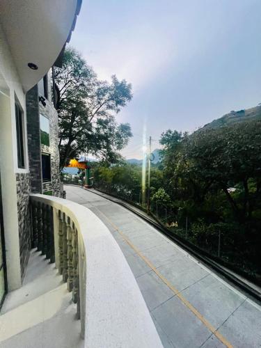 a road with a fence next to a building at Hotel Luna in San Marcos La Laguna