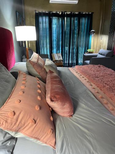 a bed with pillows on top of it in a bedroom at Casa Conicarit in Puerto Escondido