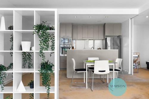 Dapur atau dapur kecil di Honeysuckle Apartment with Gorgeous Water Views!