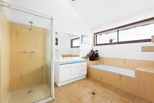 Bilik mandi di 93 Montague Ave Kianga