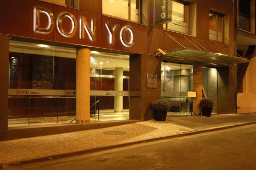 een gebouw met een bord aan de voorkant bij Zenit Don Yo in Zaragoza