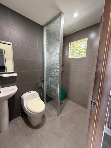 Un baño de Logan Apartments
