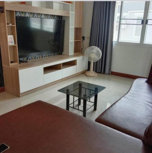 TV a/nebo společenská místnost v ubytování PLUEMCHAI Home