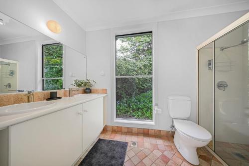 奥兰治Meadowbrook MTB Lodge Orange - Rip on the trails, sip on the wine!的带马桶、水槽和窗户的浴室