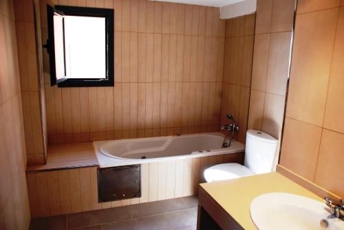 Ett badrum på Villa Marina del Port 1