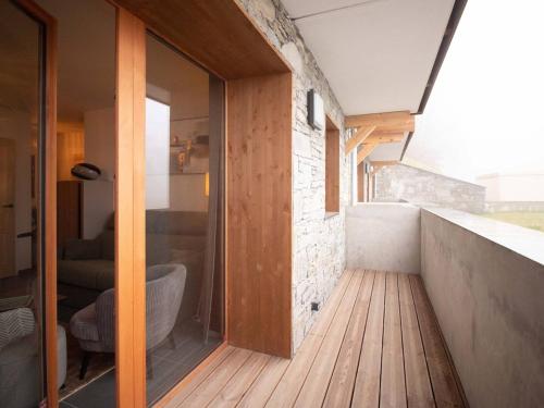 ein Badezimmer mit einem großen Glasfenster und einer Badewanne in der Unterkunft Charmant T2 à Valmorel avec parking et casier à ski - FR-1-291-1016 in Valmorel