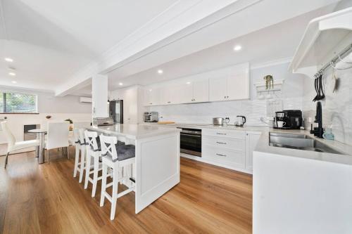 Η κουζίνα ή μικρή κουζίνα στο Spacious Home, Pool, Sauna fits 10ppl