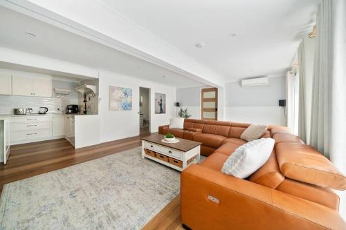 Η κουζίνα ή μικρή κουζίνα στο Spacious Home, Pool, Sauna fits 10ppl