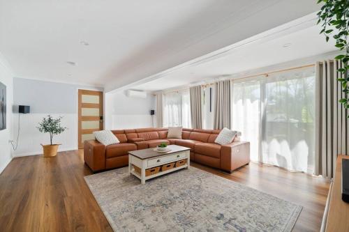 Χώρος καθιστικού στο Spacious Home, Pool, Sauna fits 10ppl