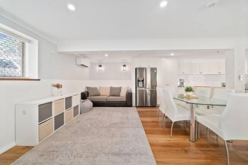Χώρος καθιστικού στο Spacious Home, Pool, Sauna fits 10ppl