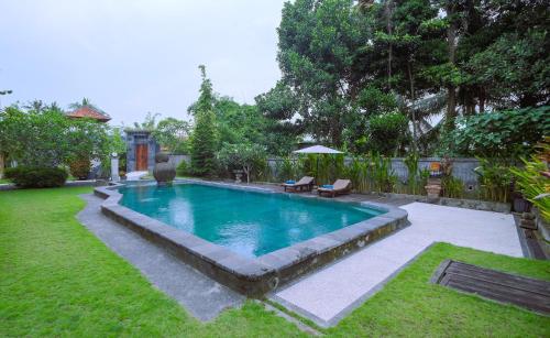 Bazén v ubytování Bambu Lokha Guest house, Gianyar Bali nebo v jeho okolí