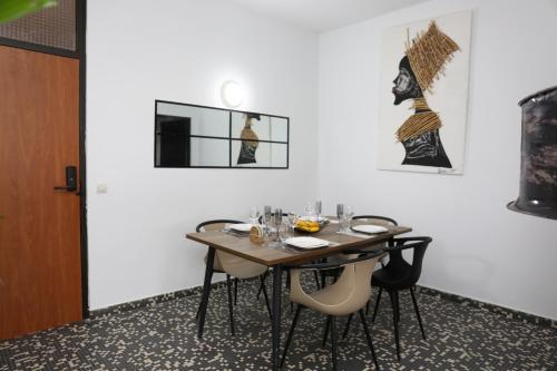 Φωτογραφία από το άλμπουμ του Living 1Bed colonial style in business district στο Αμπιτζάν
