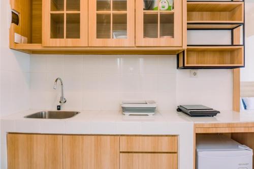 Η κουζίνα ή μικρή κουζίνα στο Comfy Studio at 30th Floor Tokyo Riverside PIK 2 Apartment By Travelio