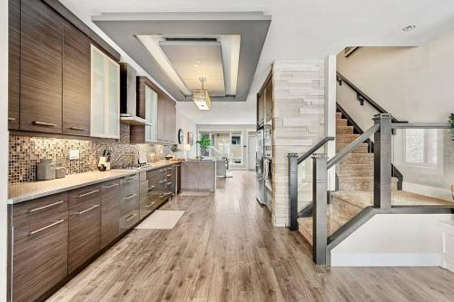 Una cocina o zona de cocina en Luxury Cityscape Retreat with Hot Tub