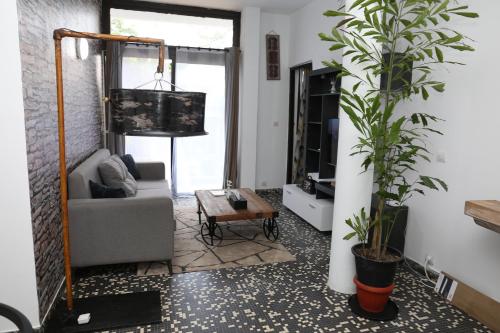 Μια τηλεόραση ή/και κέντρο ψυχαγωγίας στο Living 1Bed colonial style in business district