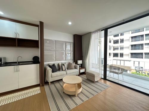 a living room with a couch and a table at 6th Avenue Sukhumvit 305 BTS Asoke & Nana MRT Sukhumvit in Bang Kapi