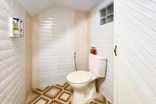 Un baño de RedDoorz Syariah at RPCC Rantauprapat