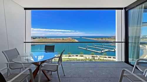 シェルハーバーにあるWaterfront Haven - Memorable Viewsの水辺の景色を望むバルコニー(テーブル、椅子付)