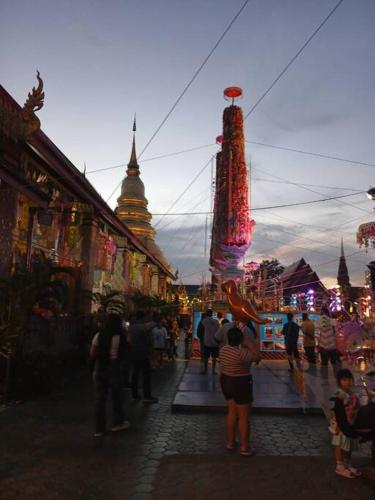 a group of people standing around a market in a city at My room Net 1 in Lamphun