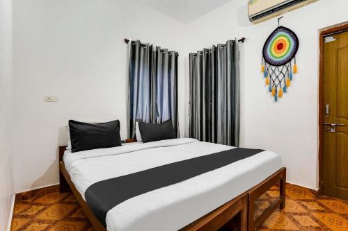 Postel nebo postele na pokoji v ubytování Hotel O Sai Deep Place