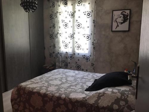 une chambre avec un lit avec une fenêtre dans l'établissement Villa paisible, à Canohès