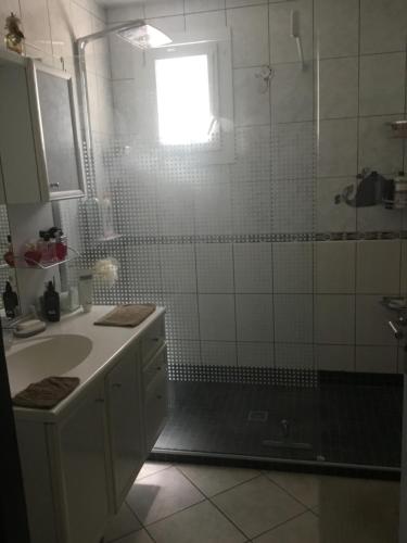 une salle de bain avec douche et lavabo dans l'établissement Villa paisible, à Canohès