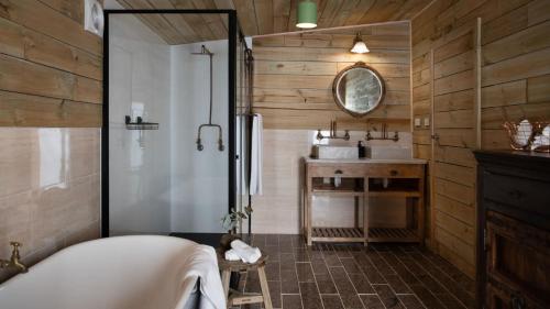Un baño con bañera, ducha y lavabo. en Artists Garden Cottage, en Hepburn Springs