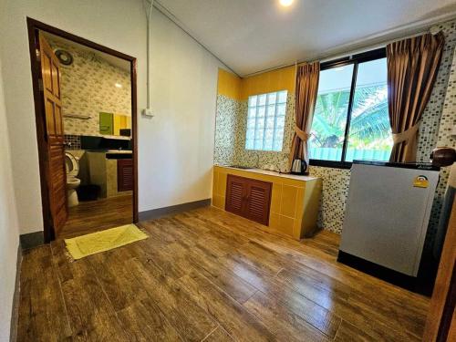 una stanza vuota con cucina e frigorifero di HOMETHAI RESORT (โฮมไทยรีสอร์ท) a Ban San Pu Loei
