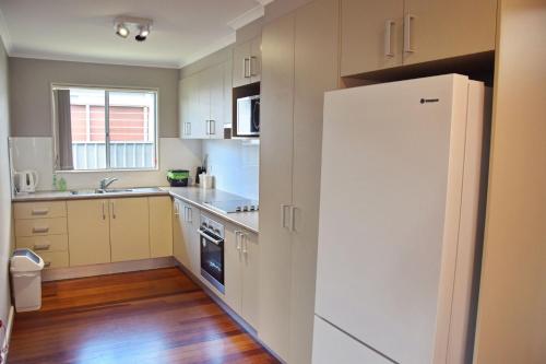 Una cocina o zona de cocina en Five On Trial - Bring your own linen