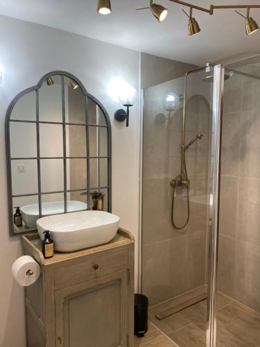 une salle de bain avec un lavabo et une douche dans l'établissement Luxury Gîte - L'Ancien Chai, à Eymet