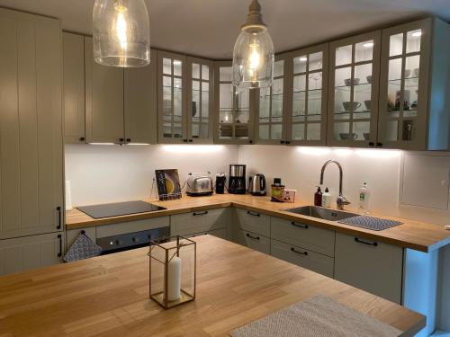 une cuisine avec un évier et un plan de travail dans l'établissement Luxury Gîte - L'Ancien Chai, à Eymet