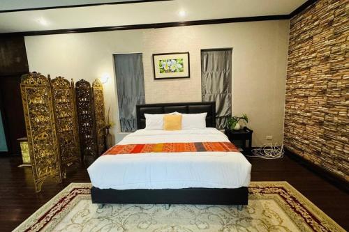 Giường trong phòng chung tại Vela House Phuket