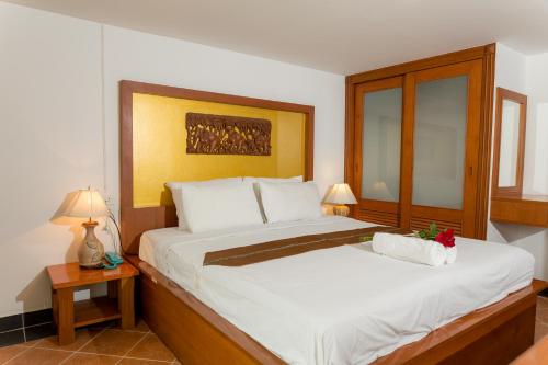 En eller flere senge i et værelse på The Garden Place Pattaya