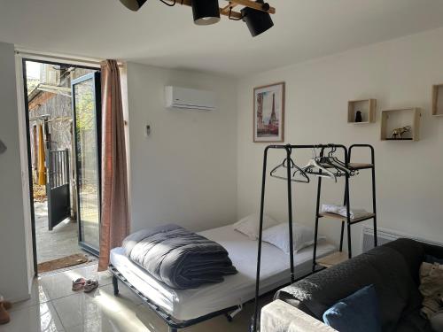 a room with a bunk bed and a couch at Appartement Centre ville in Carmaux