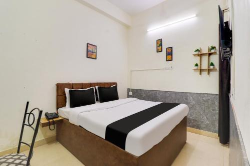 Postel nebo postele na pokoji v ubytování Hotel O Second Home Residency