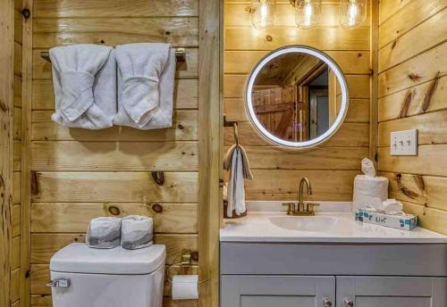 コダックにあるCountry Cabin, Fenced area for pets, Hot Tub, Arcade!!!の洗面台と鏡のあるバスルーム