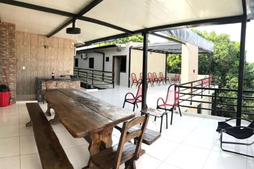 サン・ロレンソにあるDepartamento con balcón y salaの大きな木製テーブルと椅子付きのパティオ