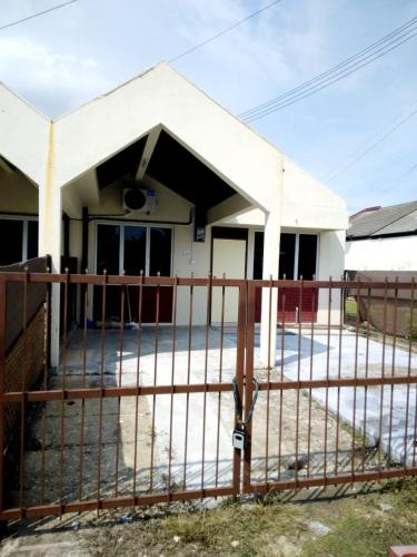 a house with a fence in front of it at SZ Berkat Jaya Home Sweet Home in Cukai