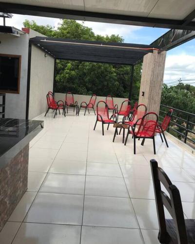 Departamento con balcón y salaにあるバルコニーまたはテラス