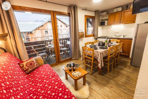 Kuchyňa alebo kuchynka v ubytovaní chalet gentiane cosy T2 labellisé Dévoluy