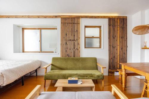 Sleeps 12, 13min to Tokyo Station, 80 sqm Apartment, 6 Double Beds, Separate Sleeping Areas