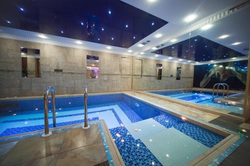 Swimmingpoolen hos eller tæt på Grand Asiyan Hotel