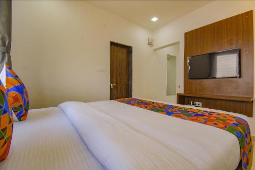 Ένα ή περισσότερα κρεβάτια σε δωμάτιο στο FabHotel Fortune Suites - Nr Mannipal Hospital, Baner