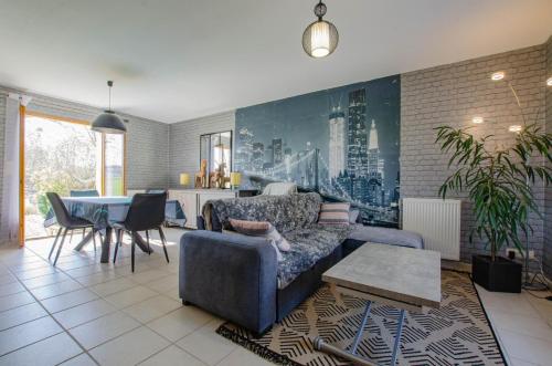 un salon avec un canapé et une table dans l'établissement La grande sablonniere, à La Ville-aux-Bois